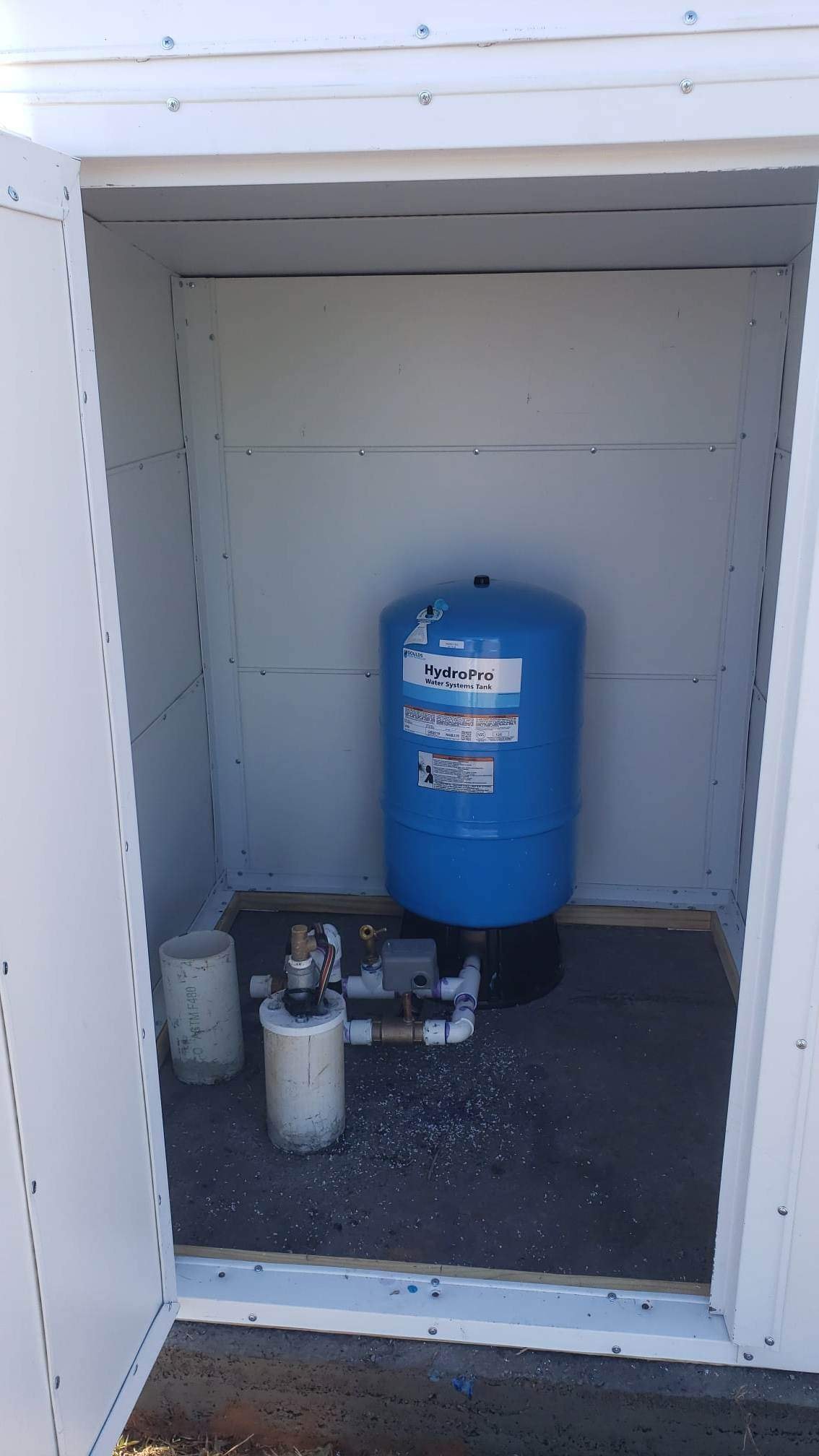 Residential well pressure tank installation